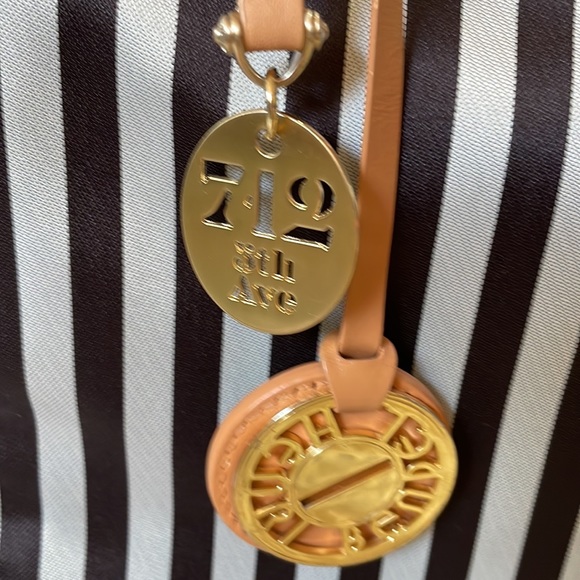 Henri Bendel Tote jacquard and leather details. VERY UNIQUE 🔥 - Picture 12 of 12